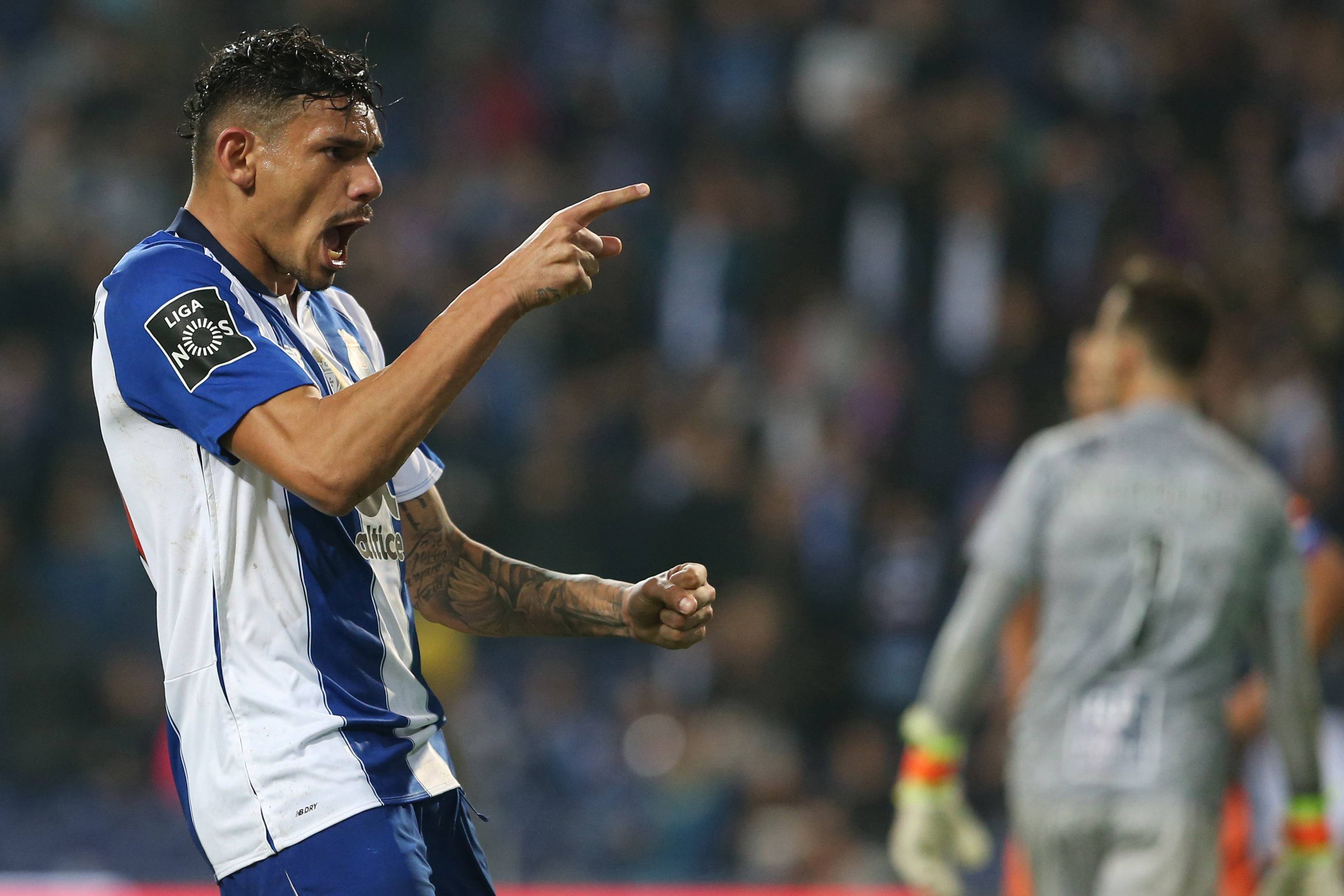 包含葡超赛程吃紧；波尔图国际比赛日再遭质疑；气氛紧张；赛程密集仍需轮换的词条