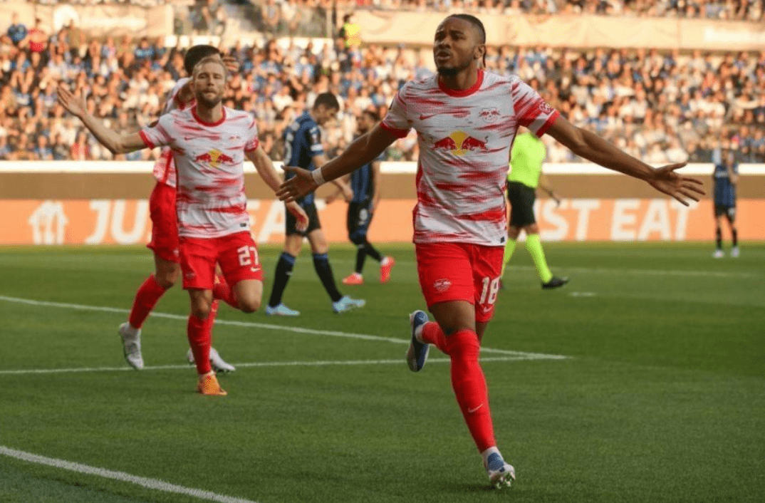 关于法兰克福训练开放日；集结日临场应变引欢呼；意甲在即；高层口径保持一致的信息